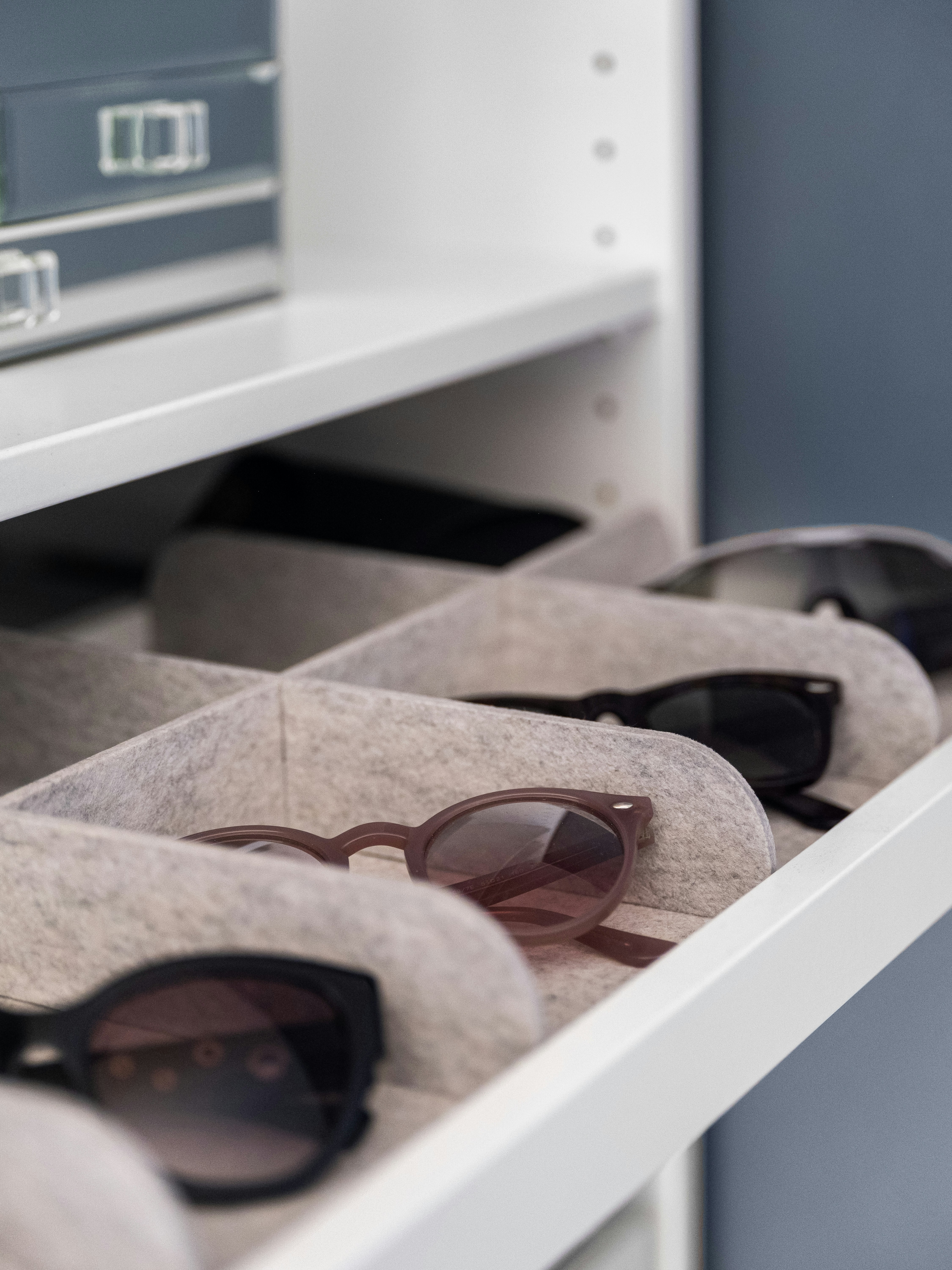 Drawer trays for organizing small items